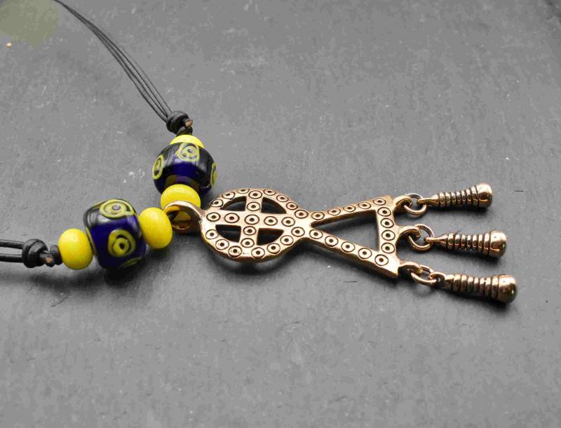 Keltische Glasperlenkette mit Radkreuzanhänger mit dunkelblauen und gelben Glasperlen von Belanas Schatzkiste